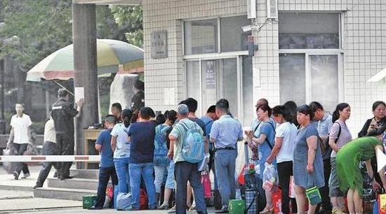 高考陪讀衝刺前的熬戰家長背井離鄉紮寨董家村